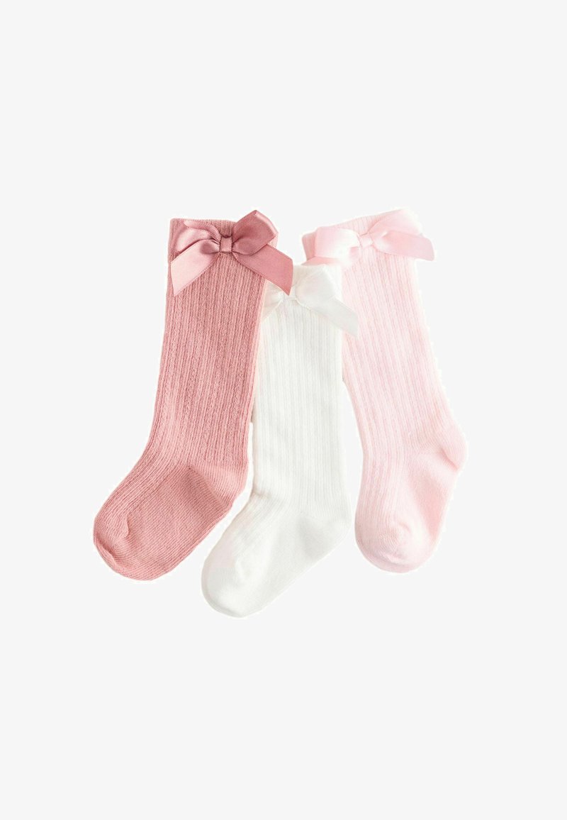 Trois paires de chaussettes montantes côtelées en rose, blanc et rose clair, chacune avec un nœud assorti en haut.