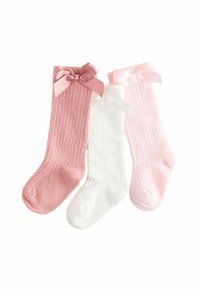 Tre paia di calze fino al ginocchio in rosa, rosa chiaro e bianco, con una texture a coste e fiocchi di raso nella parte superiore.