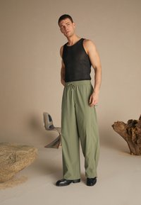 Zign Studio Hlače - olive