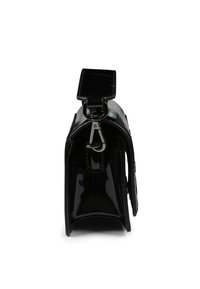 Sac en cuir verni noir avec une forme structurée, un rabat rectangulaire, des accessoires en argent et une texture lisse et brillante.