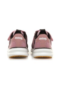 Scarpe sportive rosa con tomaia in rete, dettagli neri e logo bianco. Presentano una suola in gomma testurizzata e un tallone imbottito per il massimo comfort.