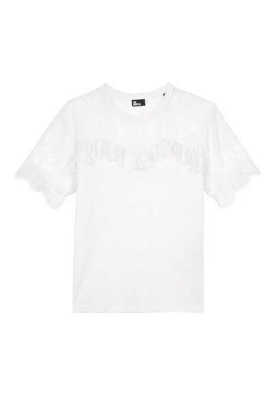 Hvid T-shirt med blonde detaljer langs ærmerne og halsudskæringen, korte ærmer, rund hals, lavet af blødt stof med glat tekstur.