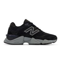 Chaussure de sport en suède noir et en mesh avec des accents gris, dotée d'une épaisse semelle intermédiaire, d'un design à lacets et d'un logo "N" bien en vue sur le côté.