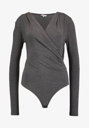 Bodysuit long à manches grises avec un design enveloppant, en tissu doux, et une silhouette ajustée avec une jambe haute.