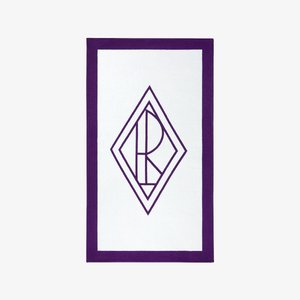 Tappeto rettangolare bianco con bordo viola e logo a forma di diamante con lettere intrecciate "P" e "R", che enfatizza il design geometrico.