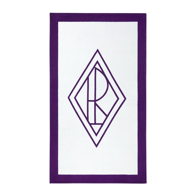 Tapis rectangulaire blanc avec une bordure violette et un logo en forme de losange comportant les lettres entrelacées "P" et "R", mettant en avant un design géométrique.