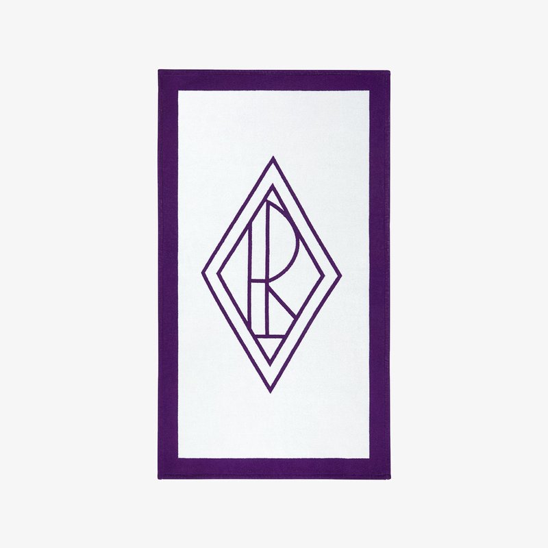 Tapis rectangulaire blanc avec une bordure violette et un logo en forme de losange comportant les lettres entrelacées "P" et "R", mettant en avant un design géométrique.