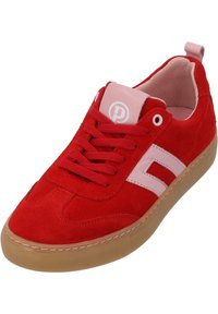 Sneaker in suede rosso con una striscia di accento rosa, design con lacci e suola in gomma beige; punta rotonda e collare imbottito per il comfort.