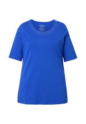 Blå T-shirt med korte ærmer og rund halsudskæring med små hvide prikker rundt om halsen, enkel udførelse, løs pasform.