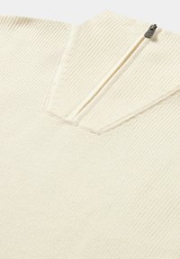 Krémový pletený pulovr s polo-zip krkem, se strukturovaným límcem a žebrovanou texturou. Hladký vzhled látky.