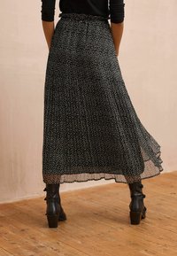 Next REGULAR FIT - PRINTED MIDI - Jupe plissée - black white