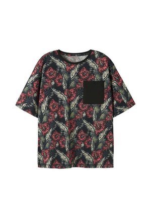 T-shirt noir à manches courtes avec des fleurs d’hibiscus rouges, des feuilles vertes, des ananas et une poche poitrine noire unie.