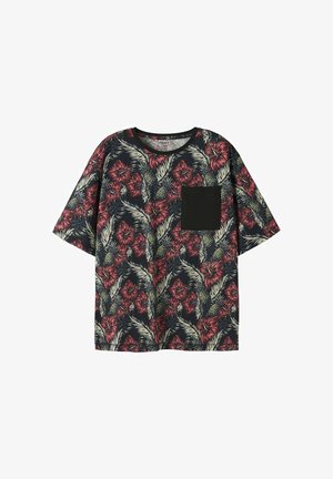 T-shirt noir à manches courtes avec des fleurs d’hibiscus rouges, des feuilles vertes, des ananas et une poche poitrine noire unie.