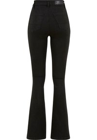 Črne visokotlace flared jeans hlače so izdelane iz denima, z gladko teksturo, zasnovo s petimi žepi in blagovno znamko iz usnja na hrbtni strani pasu.