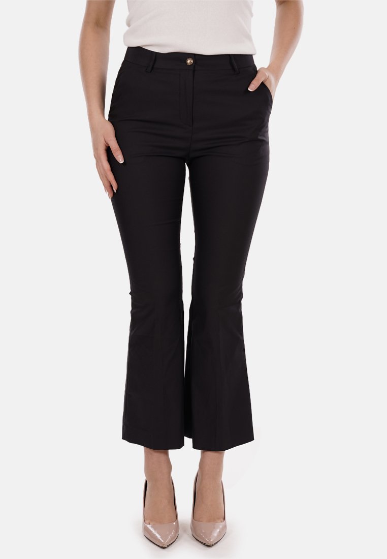 Pantaloni neri a campana con una texture liscia, dotati di chiusura frontale con bottone, due tasche laterali e una vestibilità sagomata sui fianchi.