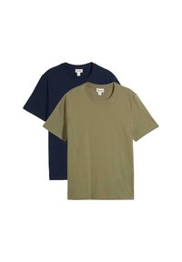 Due magliette a maniche corte, una blu navy e una verde oliva, realizzate in morbido cotone. Entrambe presentano colli tondi e una vestibilità comoda.