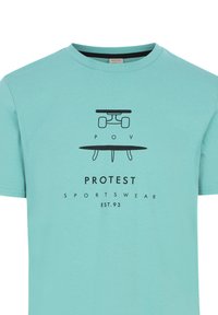 Světle modré bavlněné tričko s černým grafickým designem skateboardu a textem "PROTEST SPORTSWEAR EST.93" níže. Krátké rukávy.