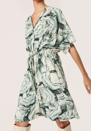 Kleid mit kurzen Ärmeln in einem grünen und cremefarbenen Marmormuster, mit lockerem Schnitt, Tunnelzug in der Taille und leichtem Stoff.