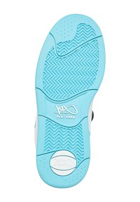 Semelle de chaussure en bleu clair avec un motif en chevrons texturé, arborant le texte "JOUER FORT" et un logo. Matériau en caoutchouc, finition lisse et durable.