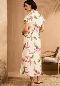 Love & Roses REGULAR FIT BRODERIE BELTED SHORT SLEEVE MIDI  - Haljina-majica - orange tropical