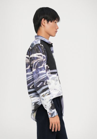 Langarmshirt met een meerkleurige abstracte graphic print, een button-down kraag en zwarte accenten op de schouders en manchetten.