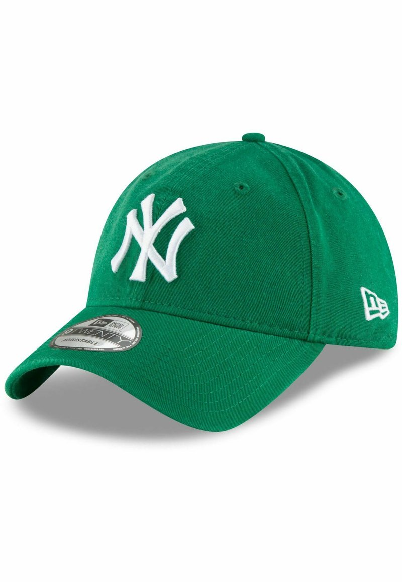 Grüne Baseballmütze mit einem weißen, gestickten "NY"-Logo, verstellbarem Rücken und gebogenem Schirm aus strukturiertem Stoff.
