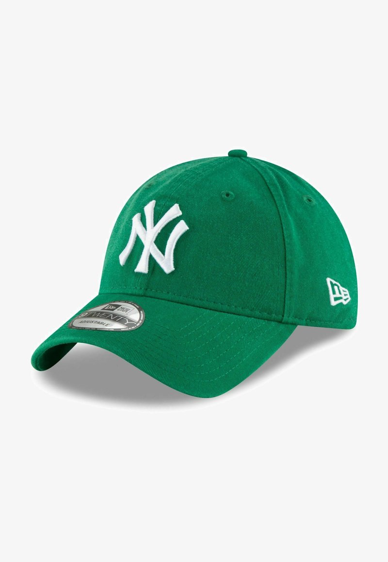 Zelená baseballová čiapka s bielou vyšívanou logom "NY", nastaviteľným záznamom a zahnutým šiltom z textúrovanej tkaniny.