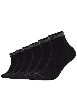 Schwarze Knöchelsocken, sechs Paare, gestricktes Material, gerippte Bündchen, schlichtes Design, verstärkte Zehen und Ferse für Langlebigkeit, keine sichtbaren Muster oder Logos.