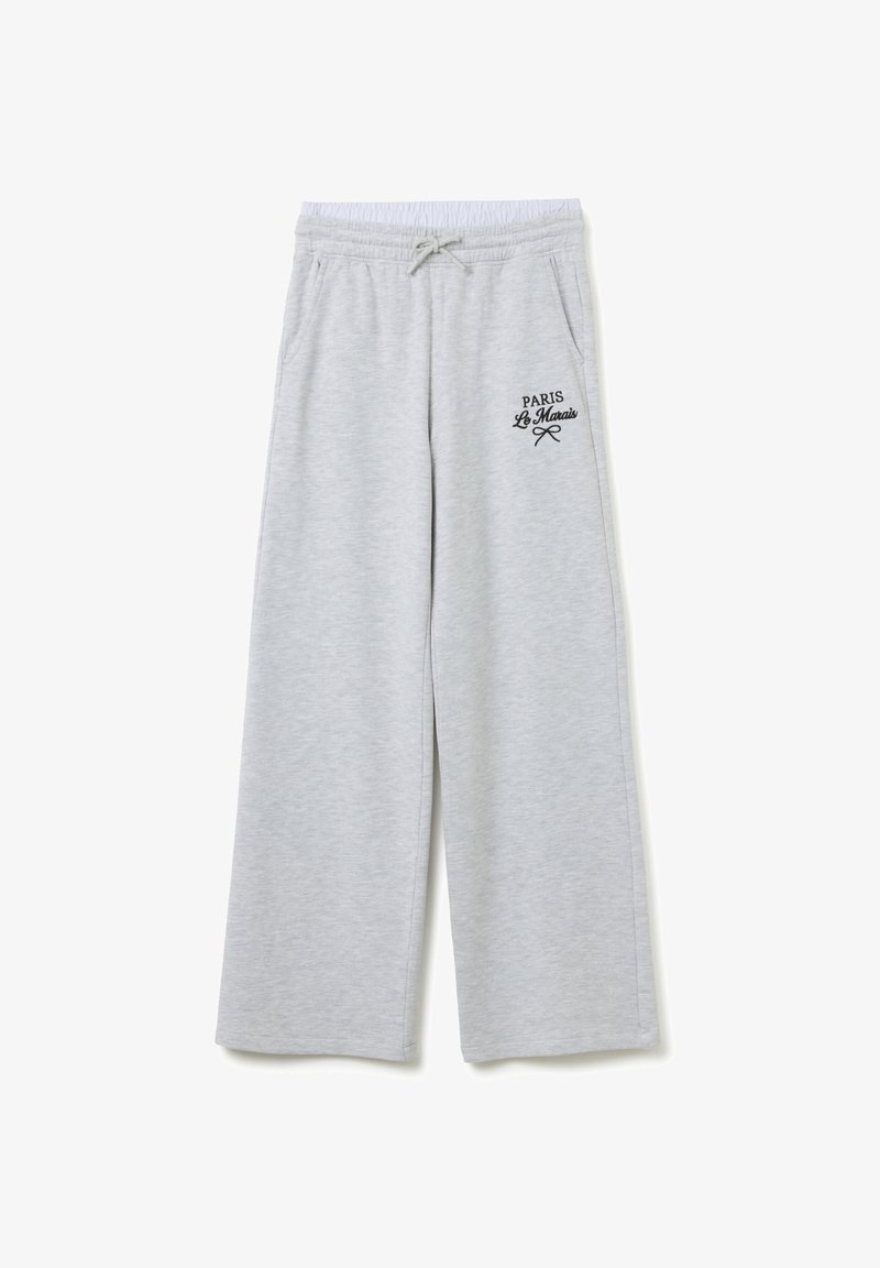 Lichtgrijze sweatpants met een relaxed fit, elastische tailleband, trekkoord en zwarte opdruk met de tekst "PARIS Le Marais." Zachte textuur.