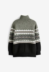 Pull à col roulé avec des blocs de couleur gris, blanc et noir, présentant des motifs géométriques nordiques sur la poitrine et les manches.