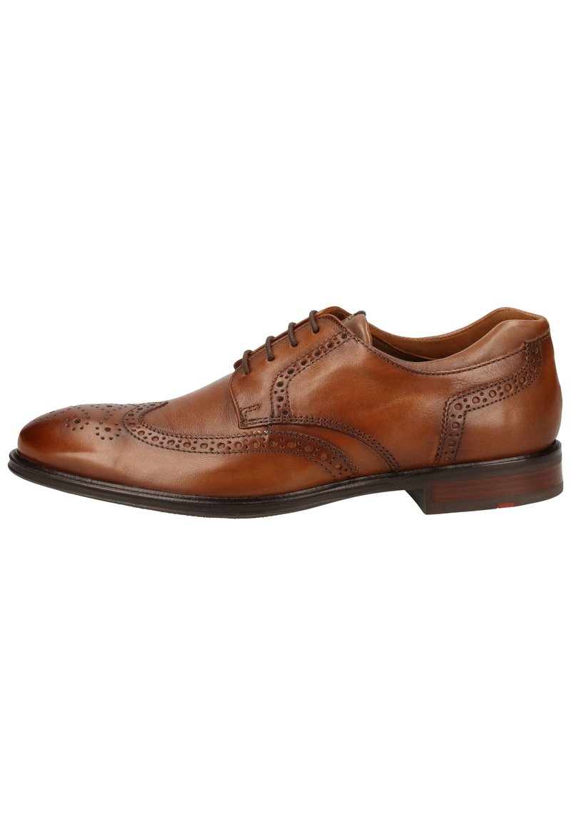 Braune Lederbrogue-Schuhe mit dekorativen Perforationen, runder Zehenform und einer robusten Sohle mit leichtem Absatz. Grundlegendes Schnürsystem vorhanden.