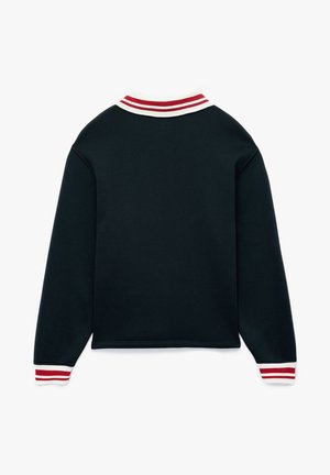 Sort sweatshirt med en ribbet krave og manchetter i hvid og rød stribe. Har en afslappet pasform og en glat tekstur. Bagsidevisning, ingen grafik.