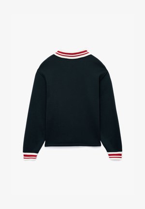 Zwarte sweatshirt met een geribbelde kraag en manchetten in wit en rood gestreept. Heeft een relaxte pasvorm en een gladde textuur. Achteraanzicht, zonder graphics.
