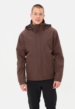 Braune wasserdichte Jacke mit Kapuze, ausgestattet mit einem Frontreißverschluss, verstellbaren Kordeln und einem dezenten Logo auf der Brust. Glatte Textur.