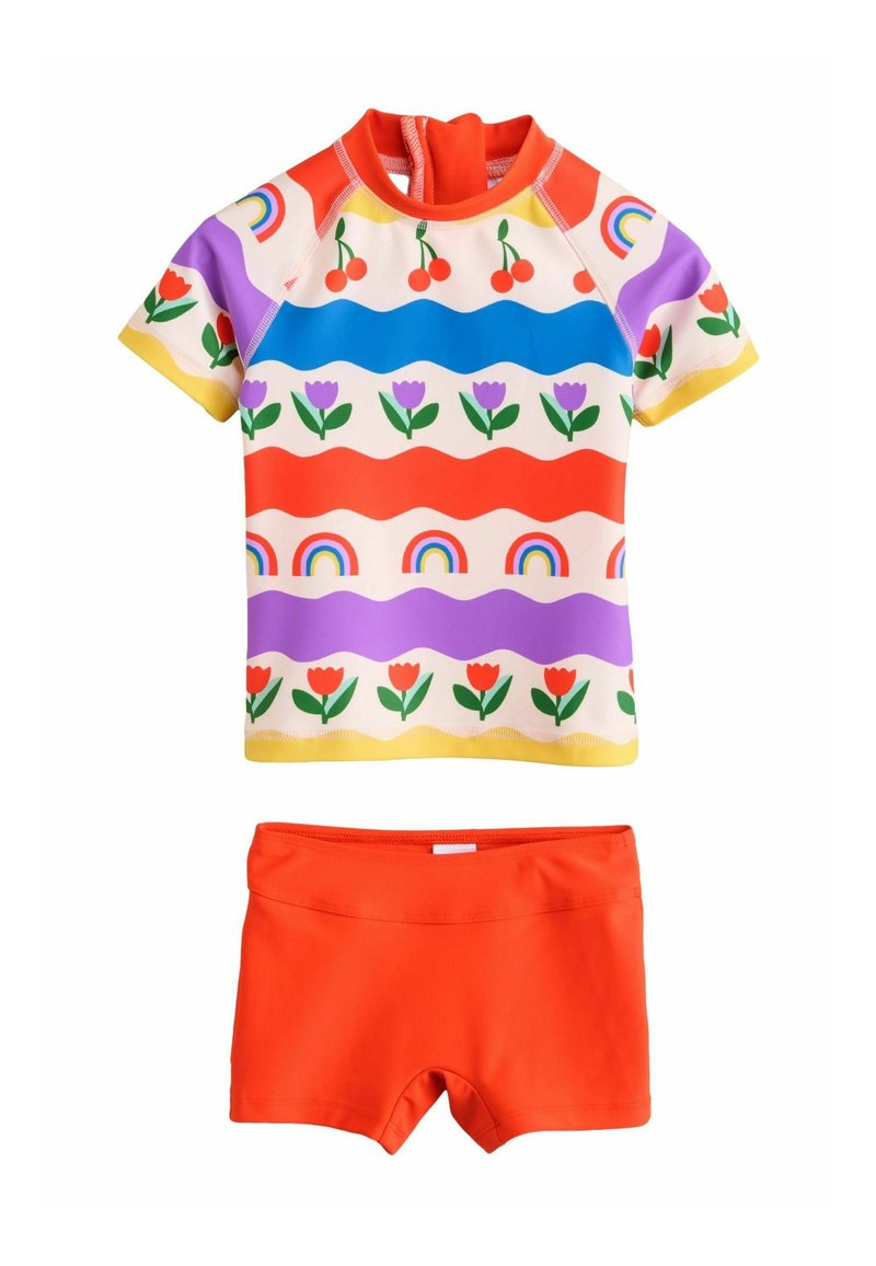 Korte mouwen zwemset voor kinderen met een meerkleurig patroon van kersen, tulpen en regenbogen; rode shorts; lichtgewicht, rekbaar materiaal.