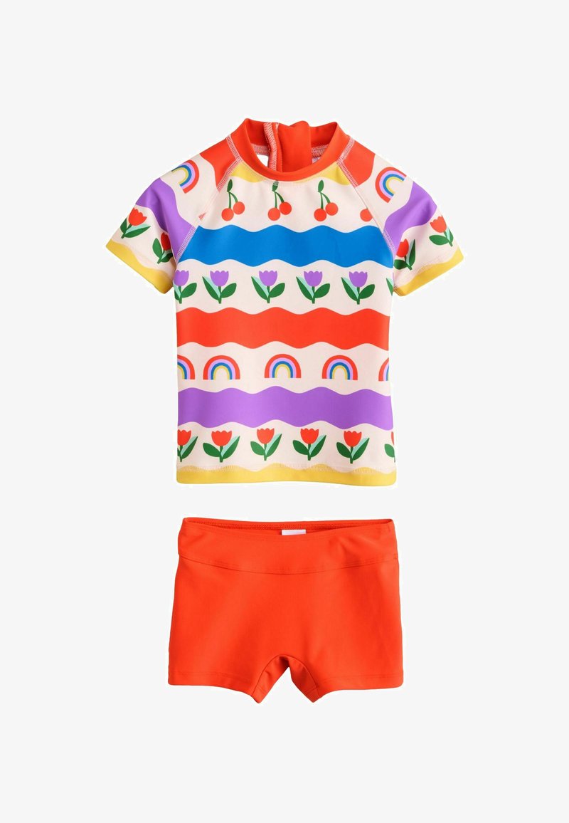 Kurzes Schwimmset für Kinder mit einem mehrfarbigen Muster aus Kirschen, Tulpen und Regenbögen; rote Shorts; leichtes, dehnbares Material.