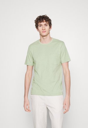 SHORT SLEEVE CREW NECK CHEST POCKET SMALL LOGO - Jednoduché triko - pistachio gray