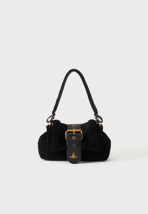 Pequeño bolso negro con textura de terciopelo, cierre con hebilla dorada y una sola asa, sobre un fondo liso y claro.