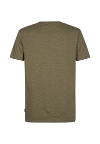 T-shirt manches courtes vert olive en tissu doux, avec un col rond classique et une coupe décontractée. Texture lisse, sans motifs.