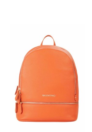 Sac à dos Valentino en cuir orange avec poignée supérieure, compartiments à double fermeture éclair et finition texturée.