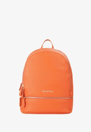 Sac à dos Valentino en cuir orange avec poignée supérieure, compartiments à double fermeture éclair et finition texturée.