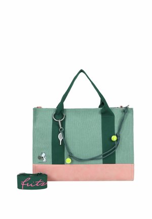 Sac fourre-tout vert et rose sur le thème du tennis avec des poignées vert foncé, des accents de balles de tennis, un pendentif raquette de tennis et un personnage Snoopy jouant au tennis près du bas.