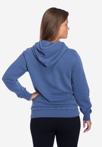 Blauer Baumwoll-Hoodie, entspannte Passform, gerippte Manschetten und Saum, glatte Textur, mit einer Kängurutasche und einer Kapuze mit Kordelzug.