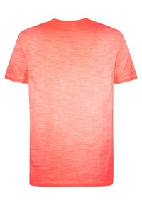 T-shirt a maniche corte di un luminoso corallo, caratterizzata da una texture liscia e leggera e da un design a gradiente leggermente sbiadito dal alto verso il basso.