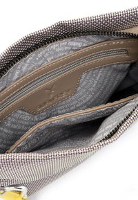 Borsa in tessuto strutturato con apertura, caratterizzata da un interno grigio a motivo con un inserto in pelle marrone e una tasca con zip. Dettagli hardware gialli visibili.