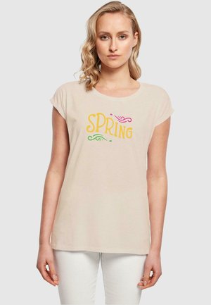 Merchcode SPRING TEXT - EXTENDED SHOULDER - T-shirts med print - whitesand
