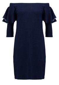 Granatowa sukienka typu off-the-shoulder z krótkimi rękawami, z falbanami i dopasowanym krojem, wykonana z miękkiego, elastycznego materiału.