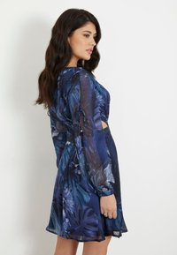 Guess MIT ABNEHMBAREM - Vestito lungo - blumenmuster blau