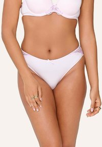 Helle rosa Bikini-Briefs mit Spitzenbesatz und einer Schleifendetails vorne. Weiche Stofftextur und eine klassische Briefform.