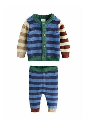 Pletený detský outfit s modrým a tmavomodrým pruhovaným kardigánom, nevyrovnanými pruhovanými rukávmi a zodpovedajúcimi pruhovanými nohavicami so zeleným pásom.